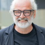 mann mit weißen Haaren, Brille und weißem Bart