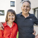 Älteres Ehepaar, Mann legt Arm um die Schulter der Frau