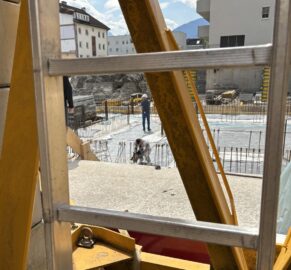 Blick auf Baustelle durch Metalleiter