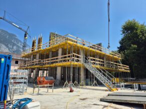 Baustelle, Rohbau mit Baugerüst