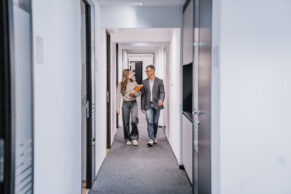 Ein Mann und eine Frau gehen den Gang entlang