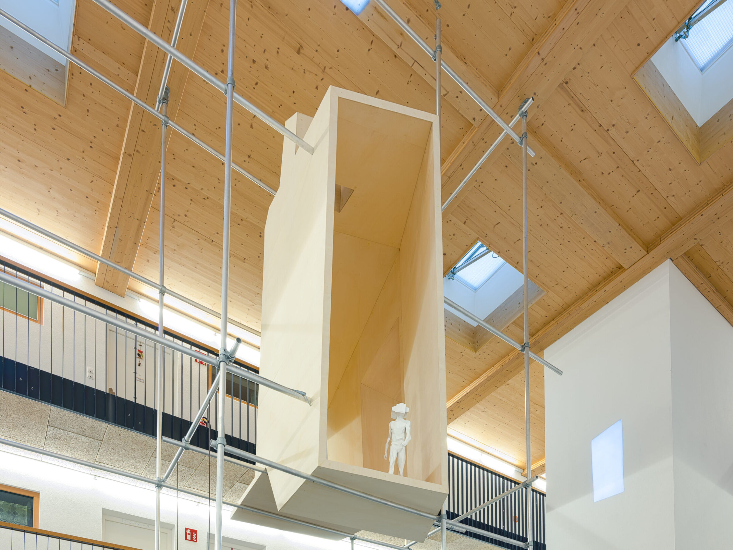 Kunst am Bau_Absam-Foehrenweg_Raum in Raum_weiße Skulptur in Holzkubus