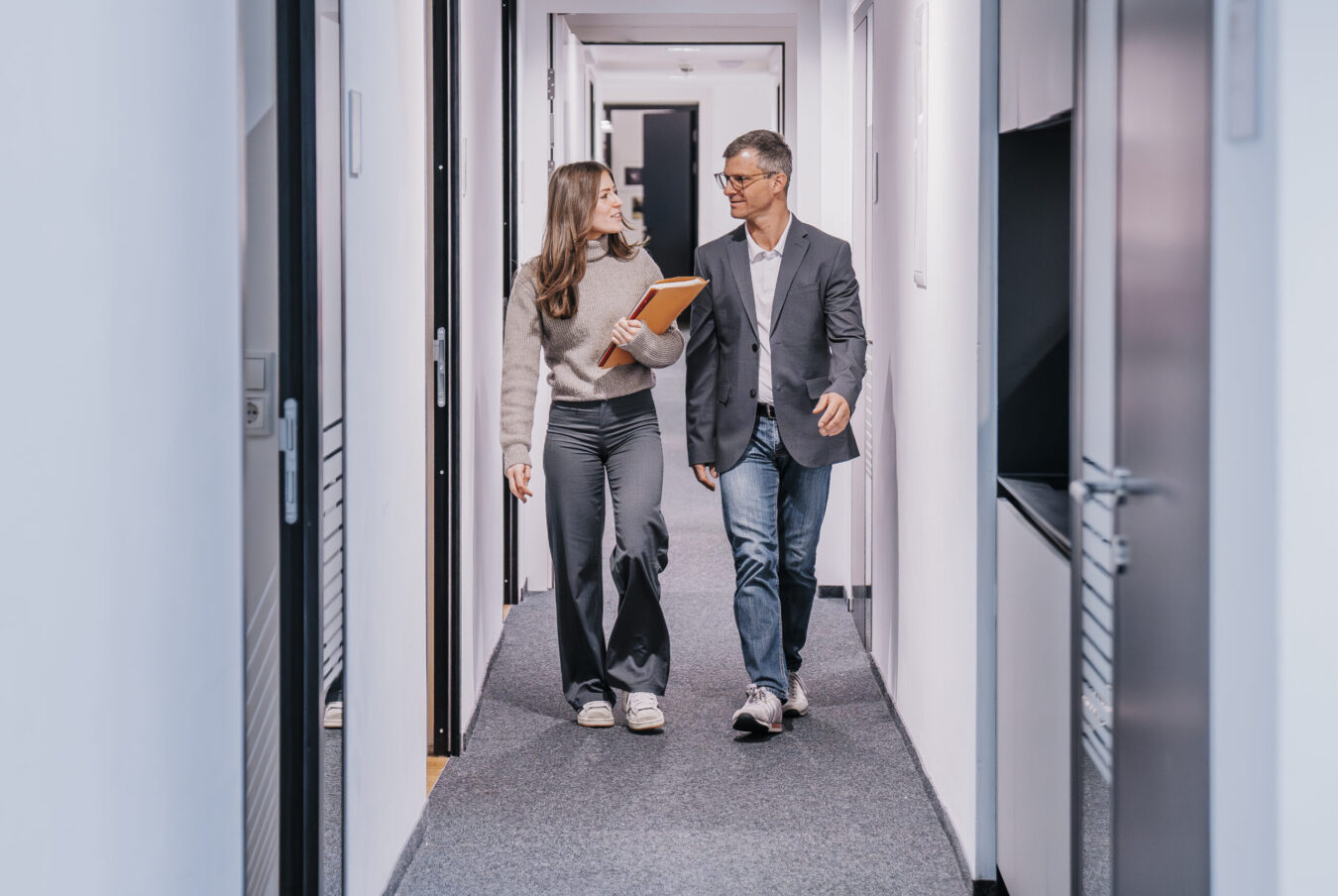 Ein Mann und eine Frau gehen den Gang entlang