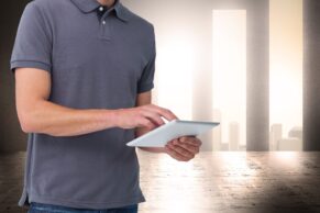 Man mit Blatt in der Hand, Man sieht nur den Oberkörper und die Hände