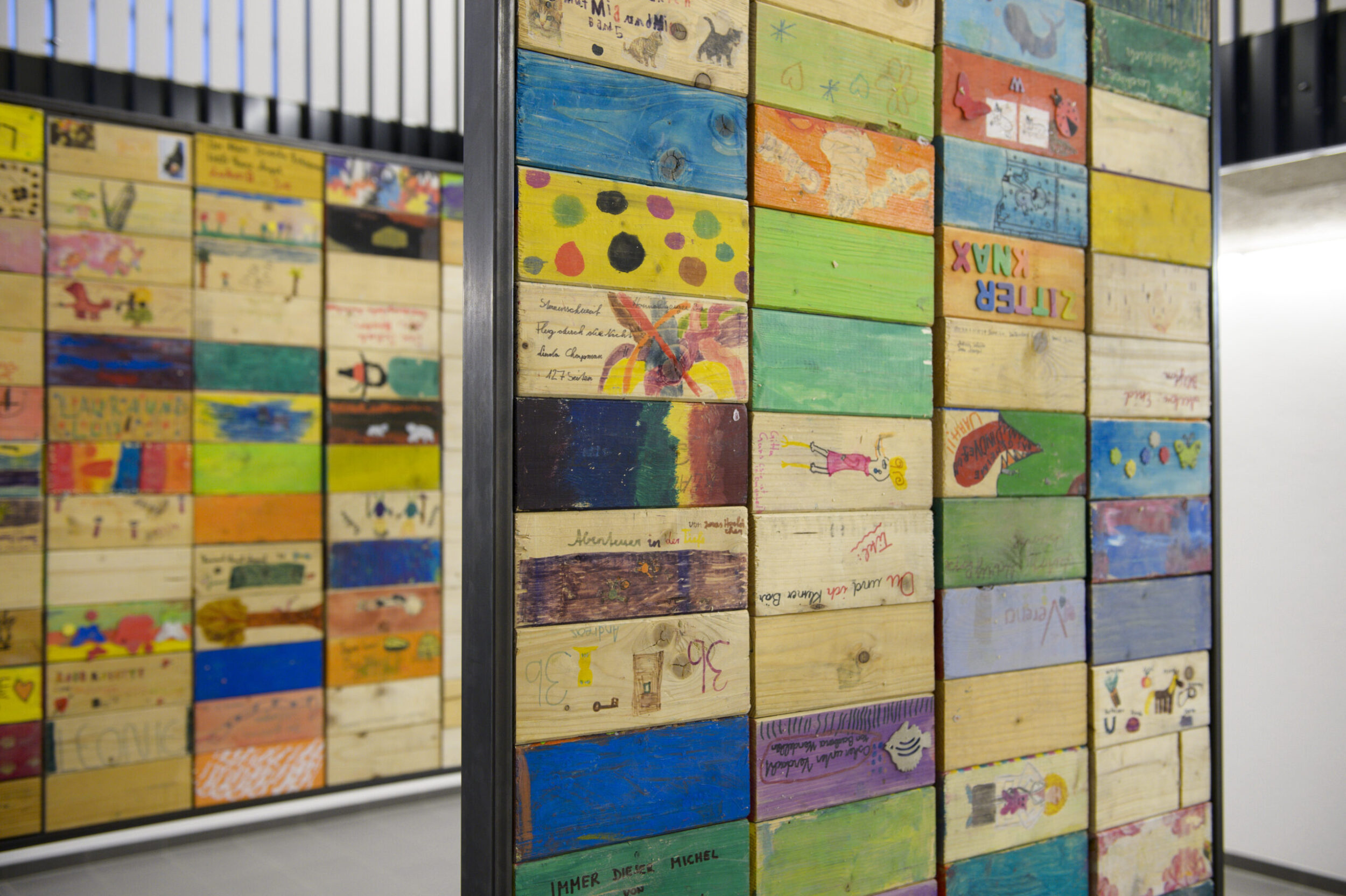 Kunst am Bau_Absam-Foehrenweg_Raum in Raum_bunte Bildtafel