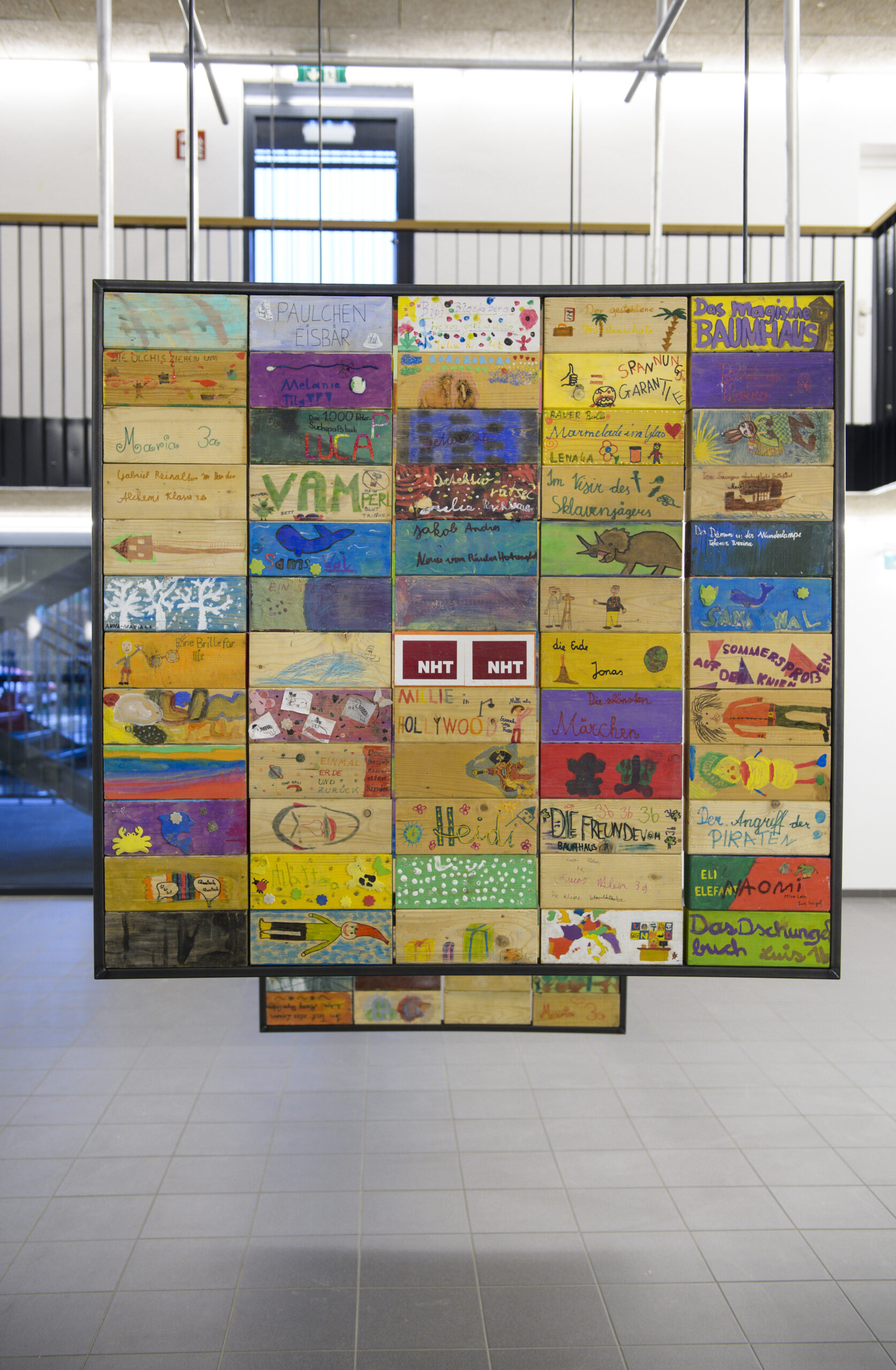 Kunst am Bau_Absam-Foehrenweg_Raum in Raum_bunte Bildtafel