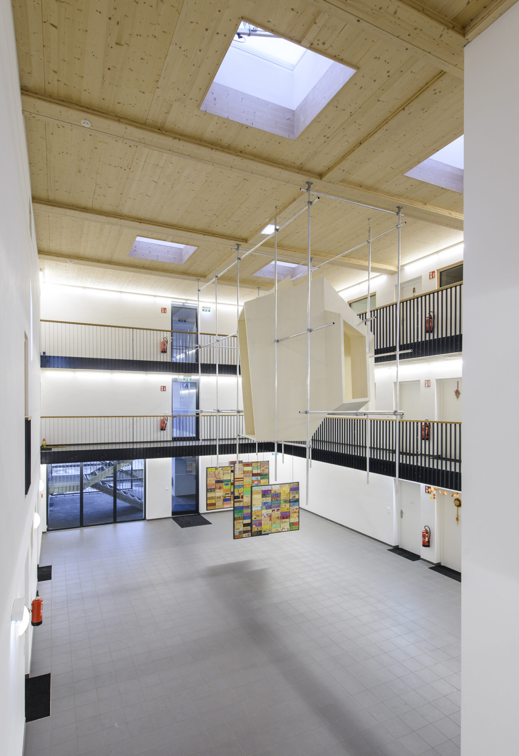 Kunst am Bau_Absam-Foehrenweg_Raum in Raum_bunte Farbtafeln_Blick auf Stiegenhaus