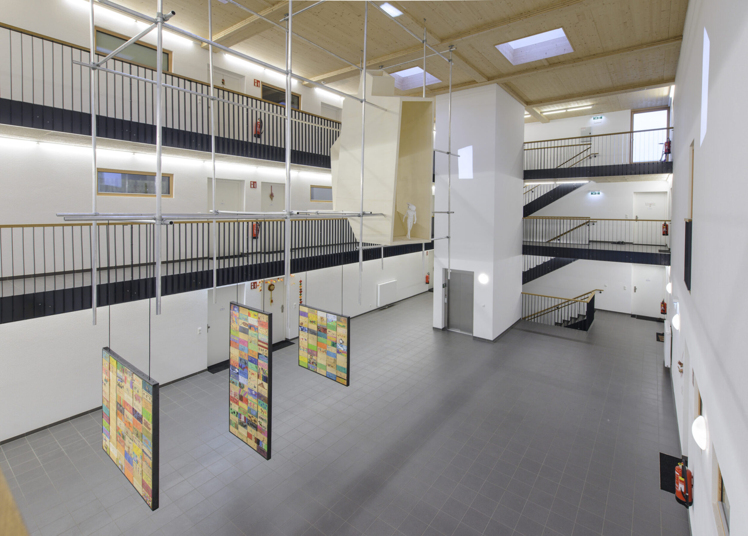 Kunst am Bau_Absam-Foehrenweg_Raum in Raum_bunte Farbtafeln_Blick auf Stiegenhaus