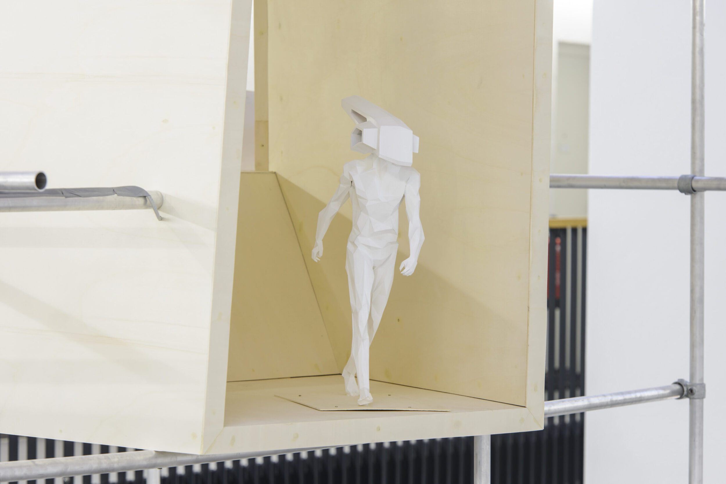 Kunst am Bau_Absam-Foehrenweg_Raum in Raum_weiße Skulptur in Holzkubus