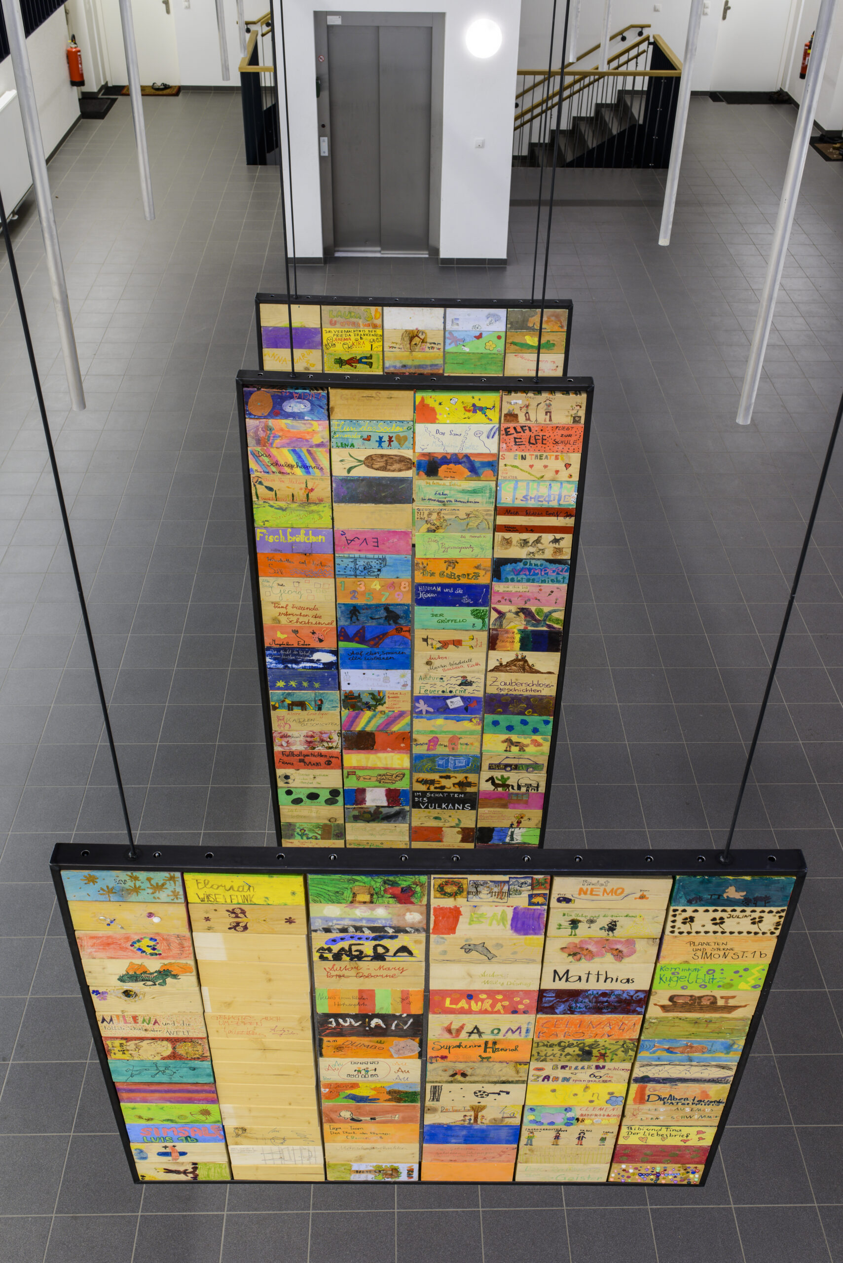 Kunst am Bau_Absam-Foehrenweg_Raum in Raum_bunte Farbtafeln