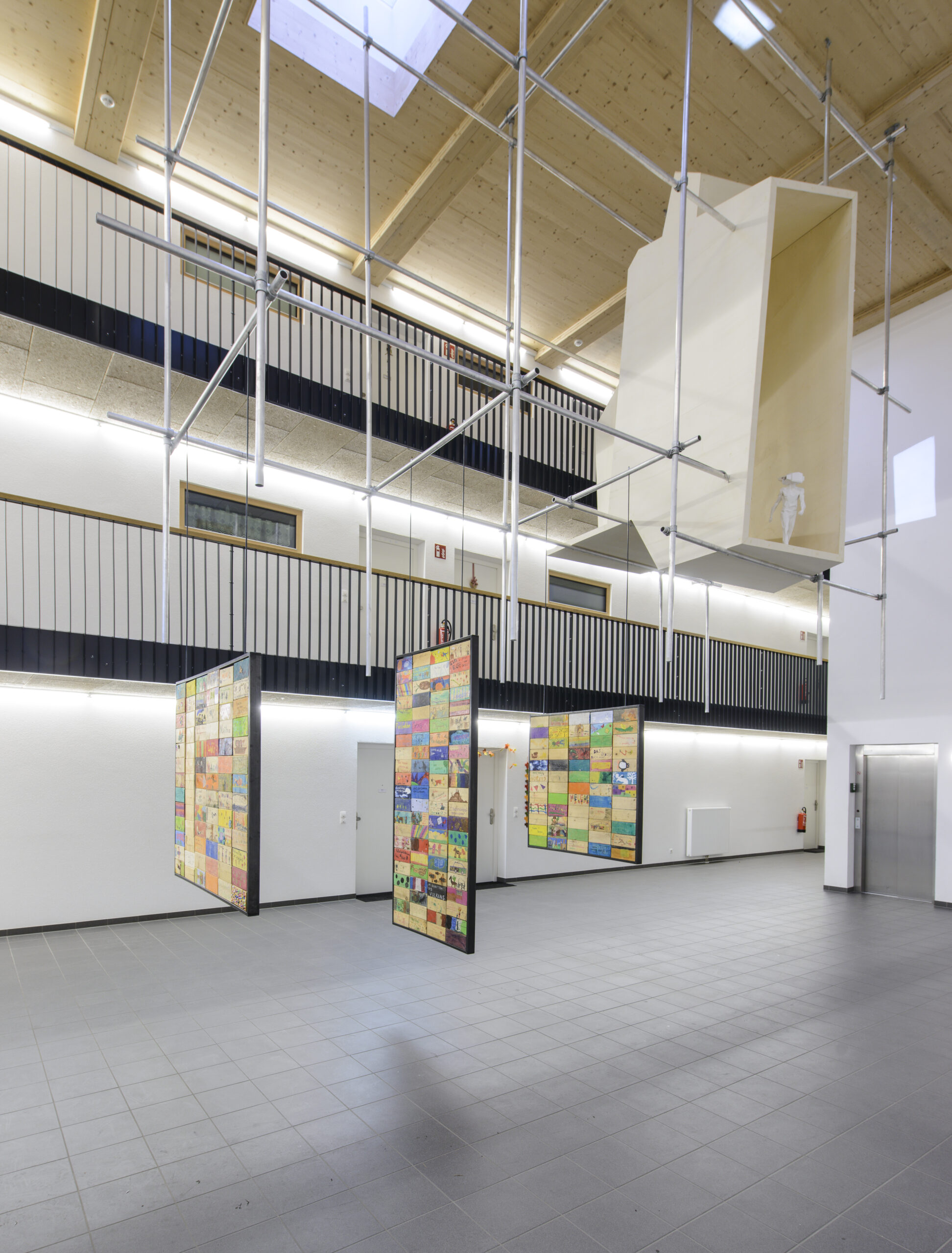 Kunst am Bau_Absam-Foehrenweg_Raum in Raum_weiße Skulptur in Holzkubus_Blick auf Stiegenhaus