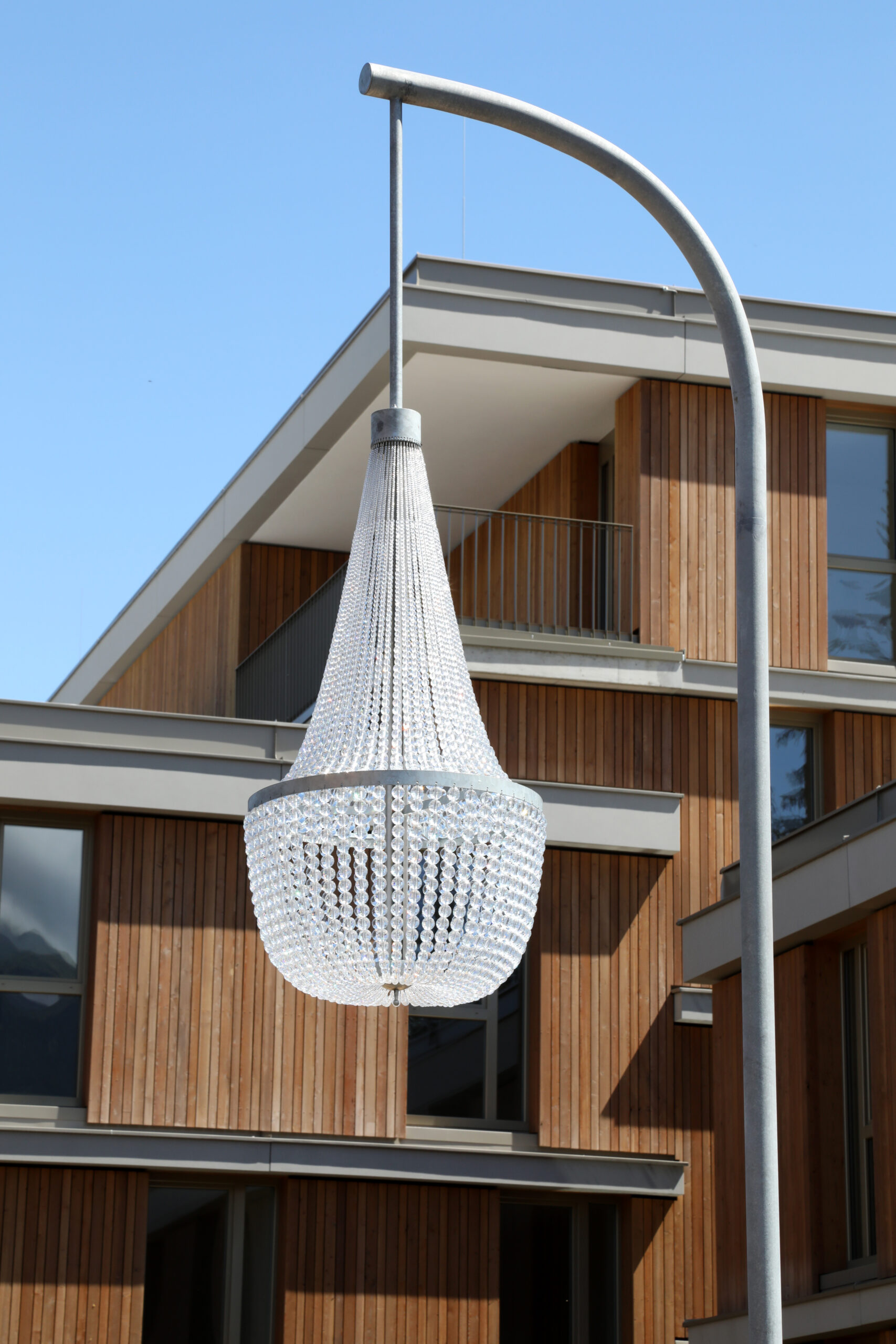 Kunst am Bau_ Lichtskulptur Salon Lumiere_Blick auf modernen Straßenlaterne und ein klassischer Korbluster