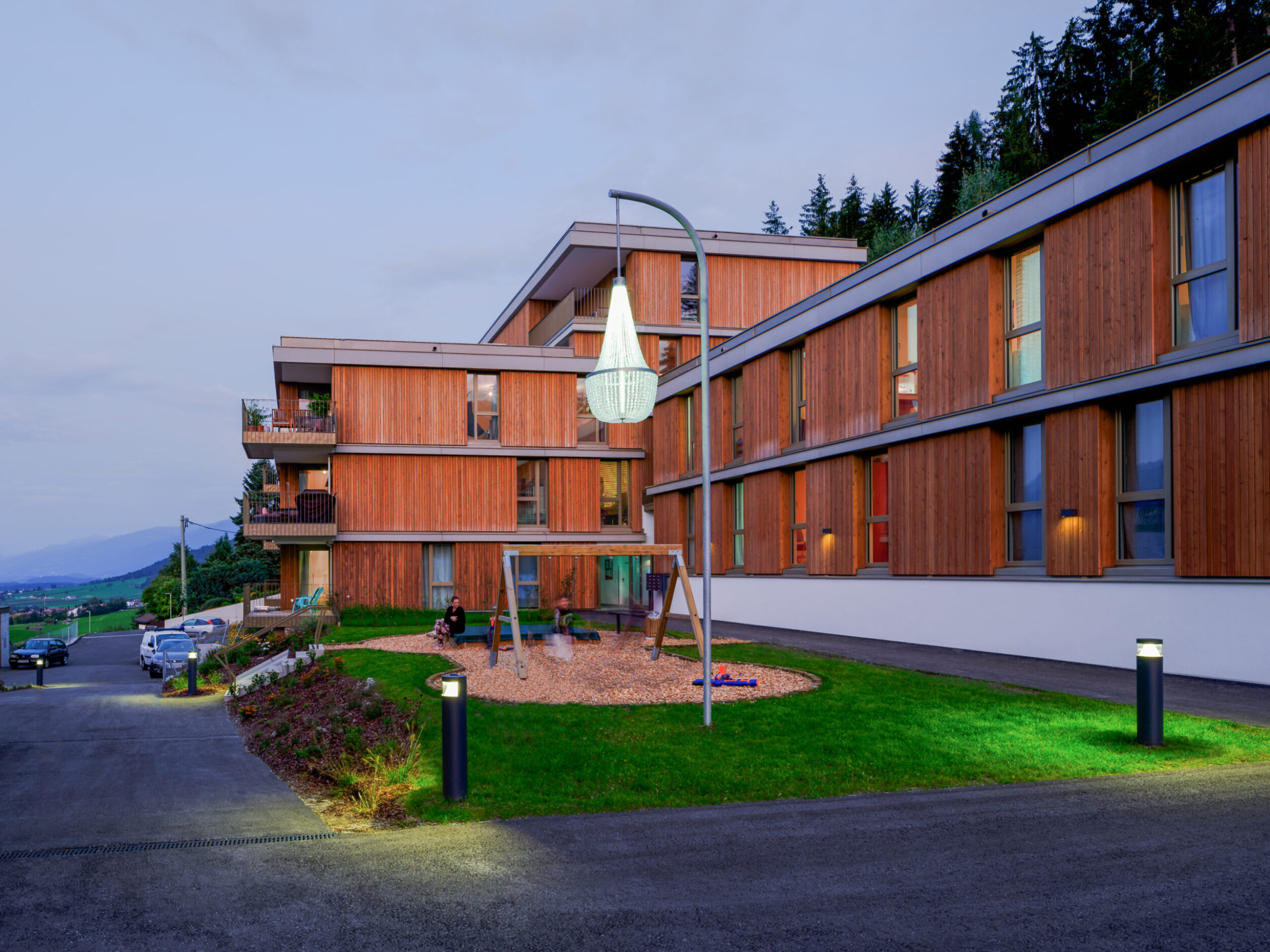 Kunst am Bau_ Salon Lumiere_Blick in Innenhof und auf Leuchtkörper