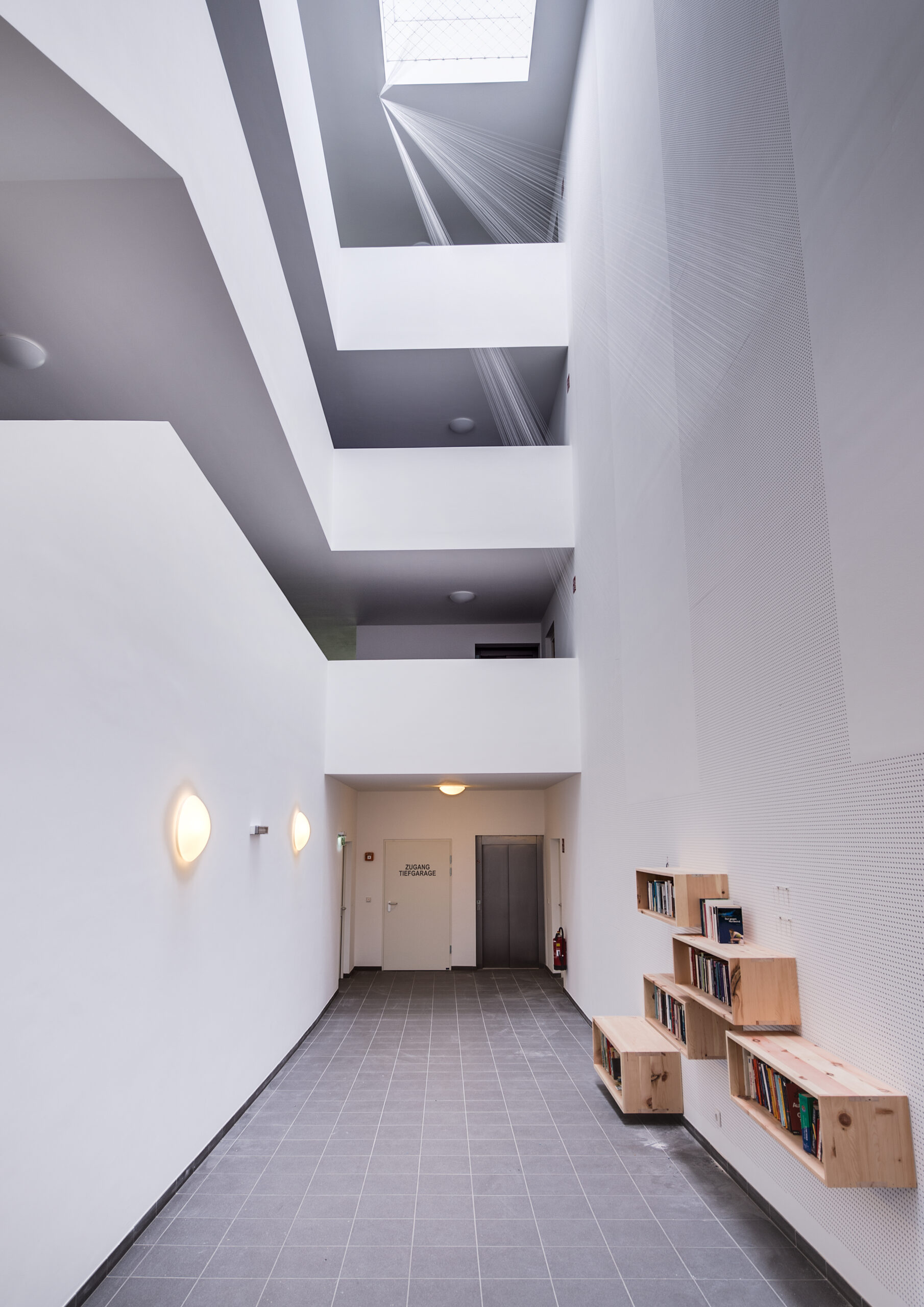 Kunst am Bau_Absam_Lichtorgel_Blick ins Stiegenhaus