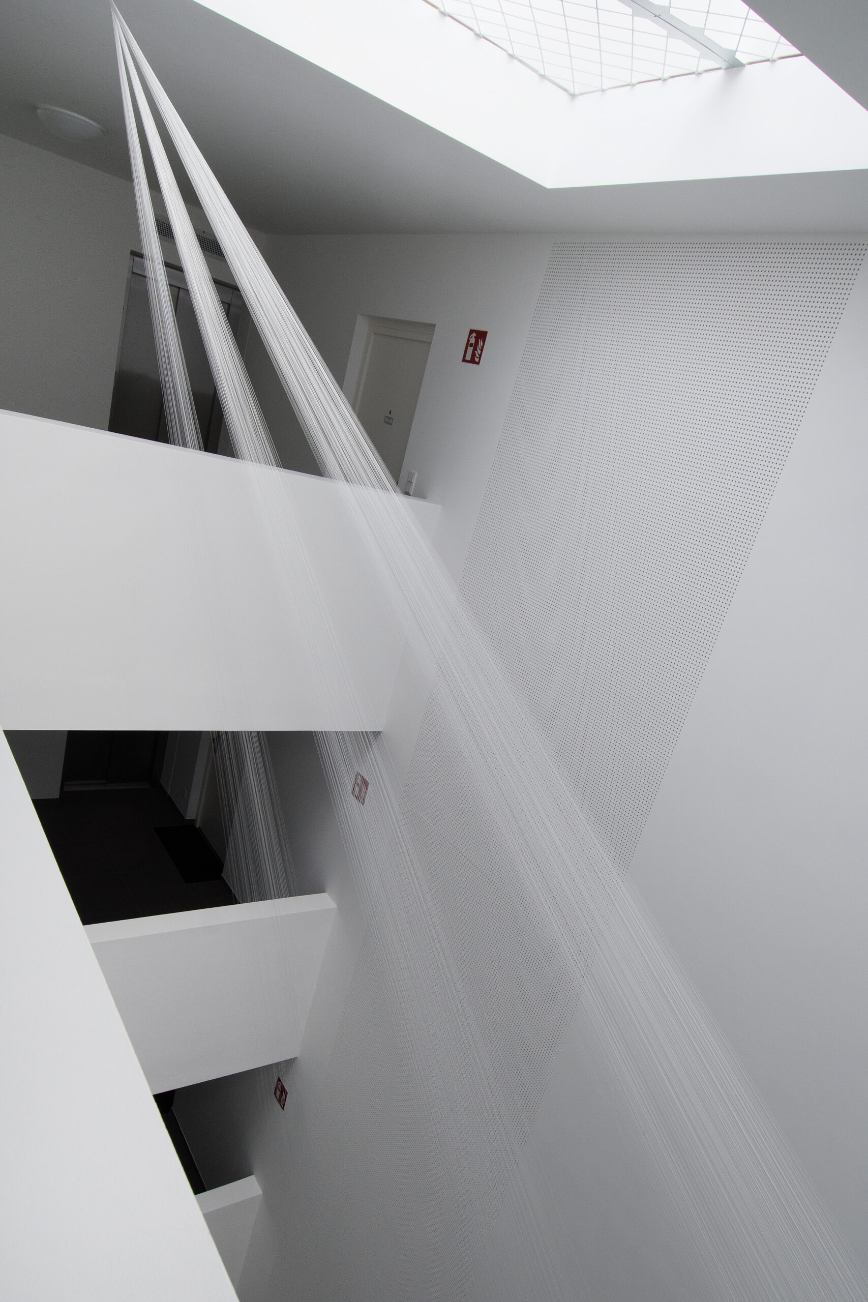 Kunst am Bau_Absam_Lichtorgel_Blick ins Stiegenhaus