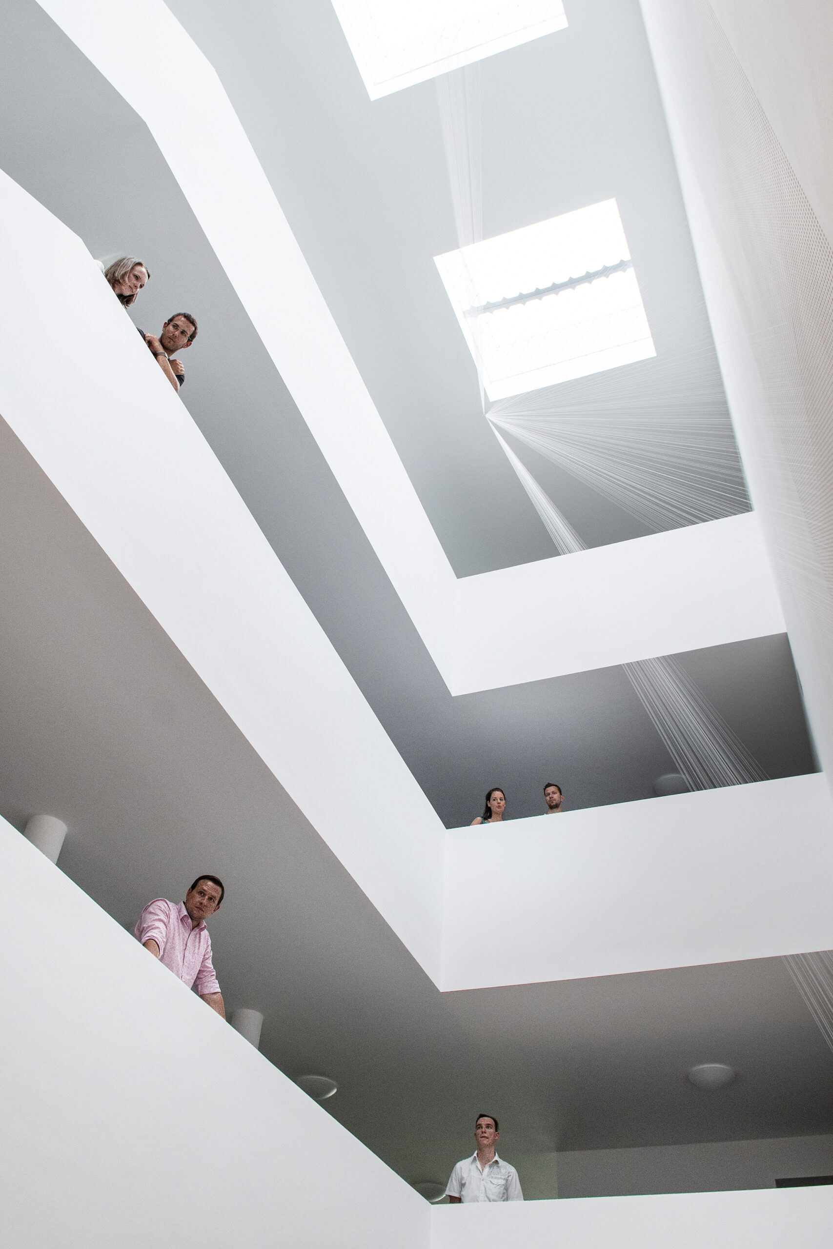 Kunst am Bau_Absam_Lichtorgel_Blick ins Stiegenhaus